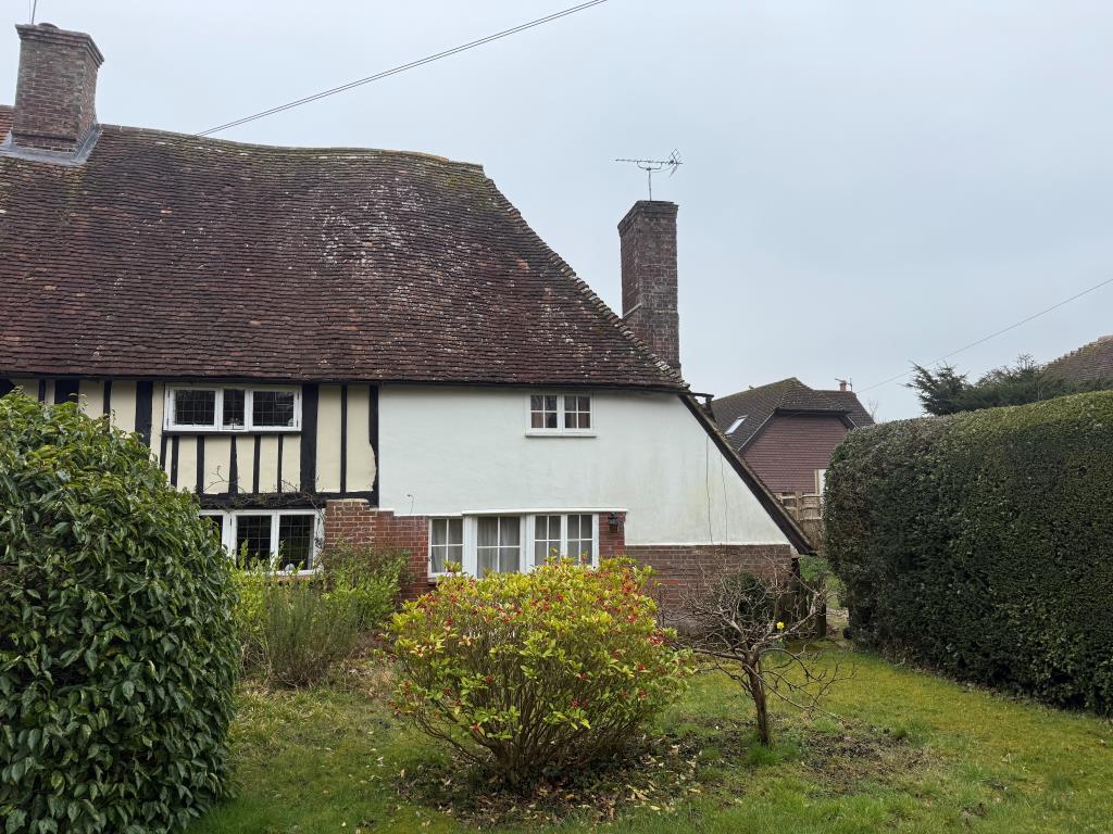 Lot: 131 - SEMI-DETACHED HOUSE FOR REFURBISHMENT - Semi detached house